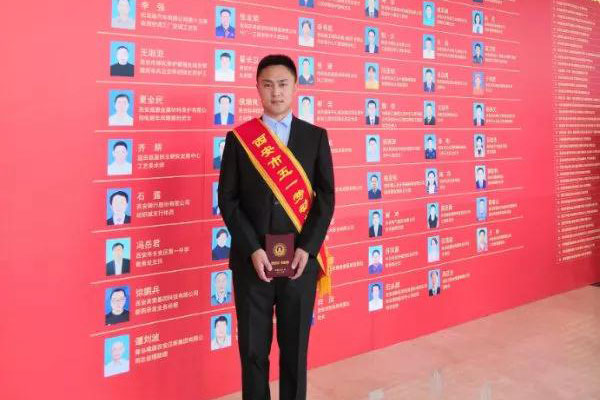 重磅喜訊！希德電(diàn)子(zǐ)職工(gōng)薛泰山(shān)榮獲“西(xī)安市(shì)五一(yī)勞動獎章(zhāng)”